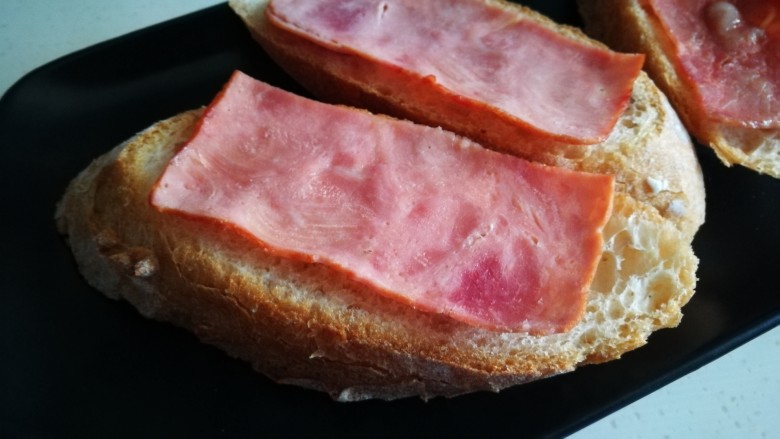 西式早餐～Bruschetta,铺上火腿片 入烤箱120℃烤6-7分钟 取出