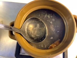 莲藕猪骨汤,煮的过程中把浮上来的白沫撇净。起锅前加入一勺盐。