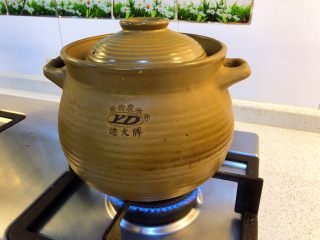 莲藕猪骨汤,大火煮开，保持20分钟（注意不要让汤汁溢出），再转小火慢煲2小时。