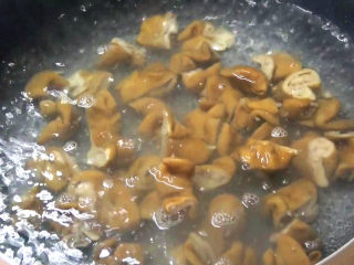 红烧肥肠,起锅烧水，把肥肠烫煮片刻，去除腥臊和多余的油脂