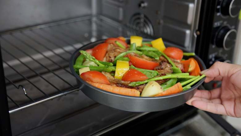 孜然鲜蔬烤肋排,烤箱预热5分钟后，放入烤盘200度温度开始烤