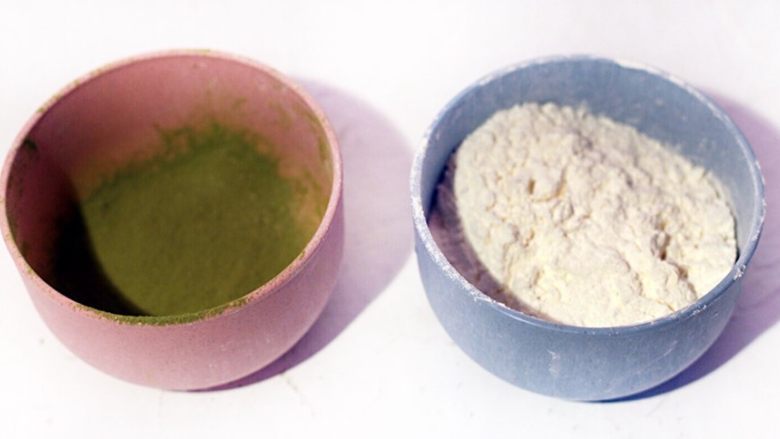 酸奶抹茶木糖醇蛋糕卷,将4克抹茶粉、65克低粉过筛备用。