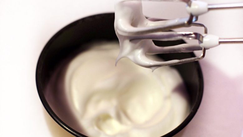 酸奶抹茶木糖醇蛋糕卷,打发蛋白提起打蛋器蛋白霜成小弯勾状态