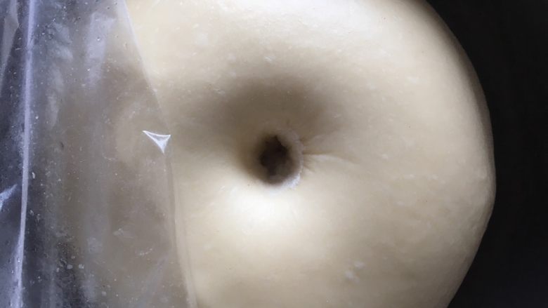 直接法经典淡奶油方吐司,发酵至两倍大，手指沾些面粉戳洞，洞口不回缩不塌陷