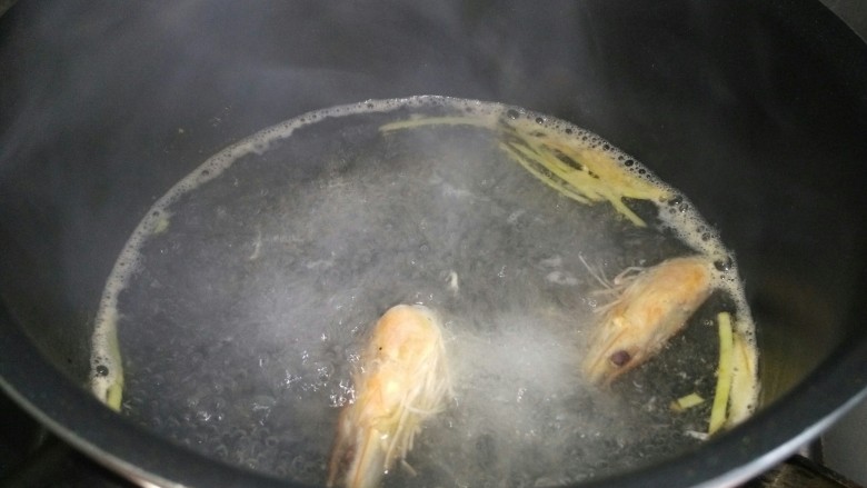 宝宝辅食，鲜虾鸡肉杂蔬粥,煮出虾油后把姜丝捞出