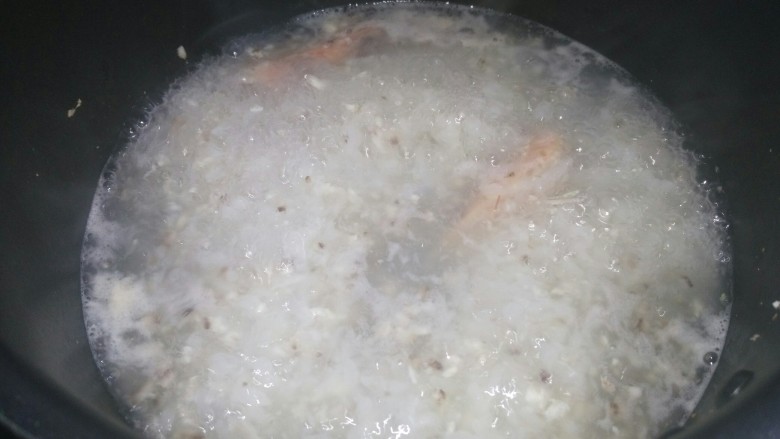 宝宝辅食，鲜虾鸡肉杂蔬粥,将提前煮好的粥加入虾汤中