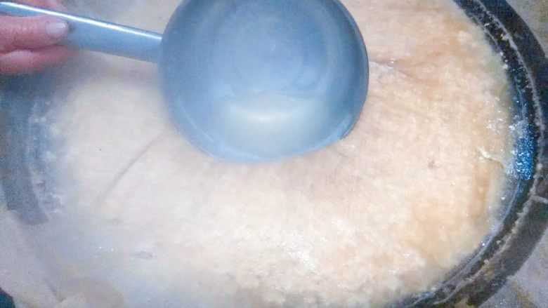 自制手工豆腐,在豆花上面盖一条纱布，然后用勺子把多余的水份舀出来倒掉。（也可用浓密的漏勺）