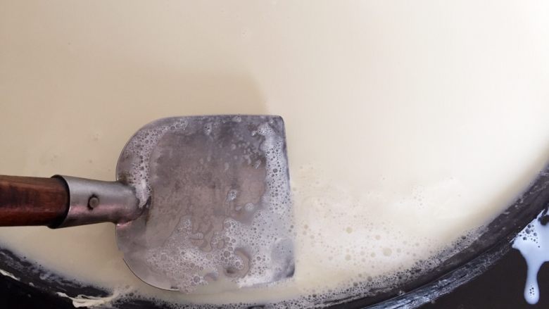自制手工豆腐,豆浆烧煮沸腾后，离火，撇去浮泡。