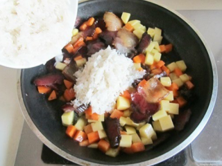 土豆腊肉焖饭,大米清洗干净，倒入一起翻炒。
