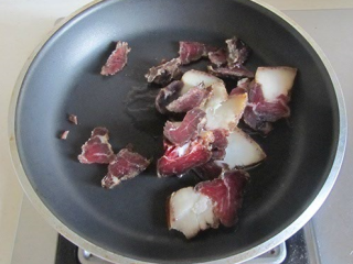 土豆腊肉焖饭,起锅，热油，腊肉切片，翻炒片刻。