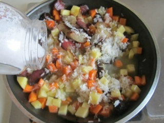 土豆腊肉焖饭,加入适量盐进行调味（喜欢味道更鲜美可加入耗油）。