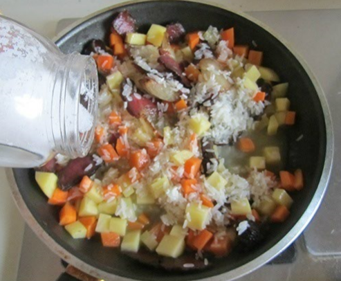 土豆腊肉焖饭,加入适量盐进行调味（喜欢味道更鲜美可加入耗油）。
