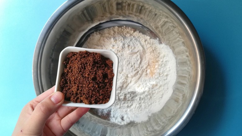 红糖红枣馒头,将红糖倒入面粉里搅拌均匀