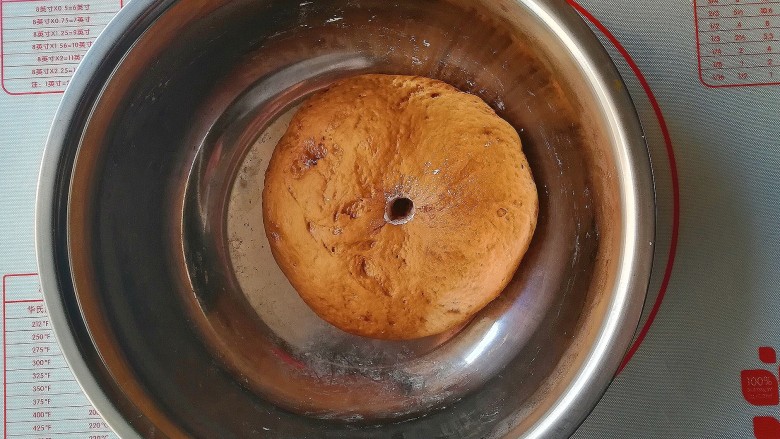 红糖红枣馒头,发酵好的面团，手指沾些许面粉在发酵好的面团中间搓个洞，不回缩即是发酵好，也可以撕开面团，呈现马蜂窝状态就可以了