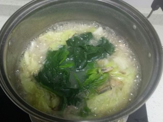 排骨糊涂米,白菜变软后，放入焯过水的菠菜段。