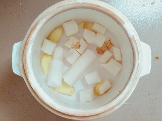沙参玉竹枸杞山药土鸭养生汤,找一个大炖盅，里面放三分之二的水，再把姜片山药一起放下去！