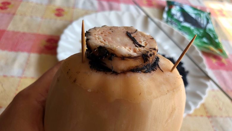 桂花乌米藕,因为要填米，为防止从另一头漏出来，先用牙签固定一边封口。