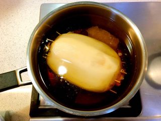 桂花乌米藕,锅中放足够量的水，下红糖和冰糖。