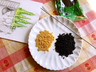 桂花乌米藕,准备好乌米（糯米）、绿豆（可不加）和一根竹签或筷子。