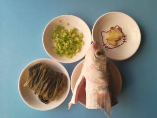 酸菜黑鱼汤,食材准备:黑鱼头150克、酸菜60克、芹菜末10克、姜片4片