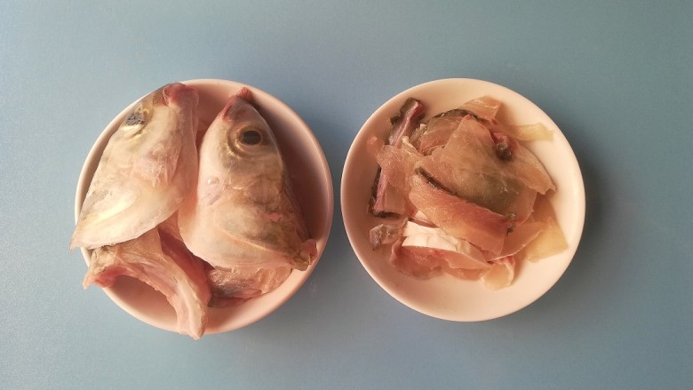 酸菜黑鱼汤,将黑鱼鱼头对半切开，并取出鱼肉切片，鱼骨和鱼片分装