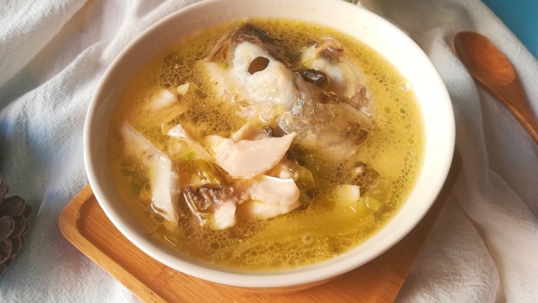酸菜黑鱼汤,不用下调味料，酸菜自带的酸咸，鱼肉的嫩甜，汤汁浓郁鲜香