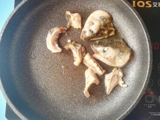 酸菜黑鱼汤,煎至过程不要移动鱼骨头，直至熟透金黄色翻面继续煎，同样不要移动鱼骨头