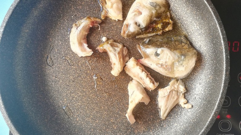 酸菜黑鱼汤,煎至过程不要移动鱼骨头，直至熟透金黄色翻面继续煎，同样不要移动鱼骨头