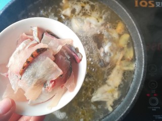 酸菜黑鱼汤,转大火下入鱼片煮开后煮1分钟
