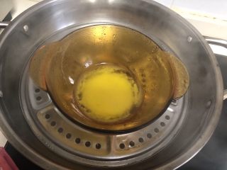 熬糖版花生牛轧糖,中火等黄油融化了可以关火，黄油始终坐在热水里保持温度。