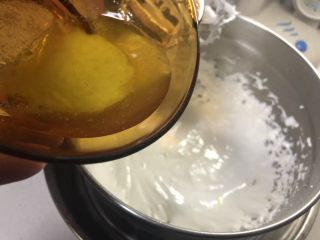 熬糖版花生牛轧糖,把黄油从热水中拿出来，把混合好的糖浆放入热水中保温，然后把黄油分三次加入糖中，同样用打蛋器高速打发，混合搅拌均匀。
记得分次加入黄油，打到顺滑均匀了再倒第二次，黄油全部倒进去混合完不要马上停止，同样多打发几十秒。