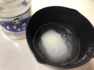 熬糖版花生牛轧糖,准备一个不粘锅，倒入麦芽糖浆、细砂糖、食用盐和纯净水，也可以用厚底的不锈钢锅。