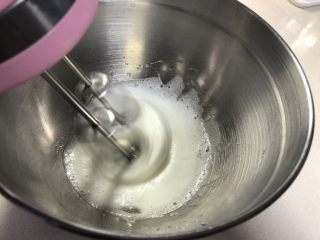 熬糖版花生牛轧糖,等糖浆升温的过程开始打发蛋清，细砂糖分三次加进蛋清打发至硬性发泡的状态, 糖浆升温到140度需要一定的时间，所以不需要担心，蛋白霜一定要打发到位。
