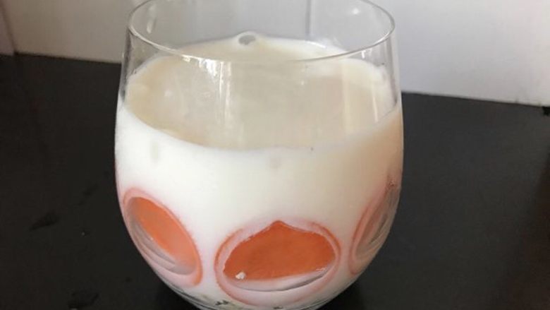 百变水果+燕麦酸奶,倒入杯中