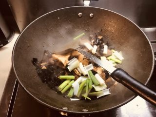 泡椒猪肝（川菜）,放入葱准备起锅，起锅前放入味精