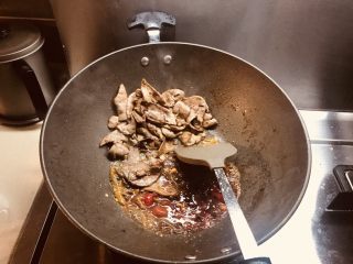 泡椒猪肝（川菜）,放油把腌制的猪肝下锅炒一会拿起来，然后放入泡椒，泡姜，姜末，蒜，豆瓣，糖，酱油翻炒。