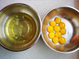 红枣葡萄干蛋糕杯,盆里要干净要无水无油，小心分离蛋白和蛋黄。