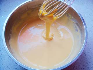 红枣葡萄干蛋糕杯,呈“Z”字形搅拌均匀至无颗粒。放置一旁备用。