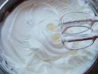 红枣葡萄干蛋糕杯,提起打蛋器观察蛋白状态：呈现完全直立的尖尖的角就好了。