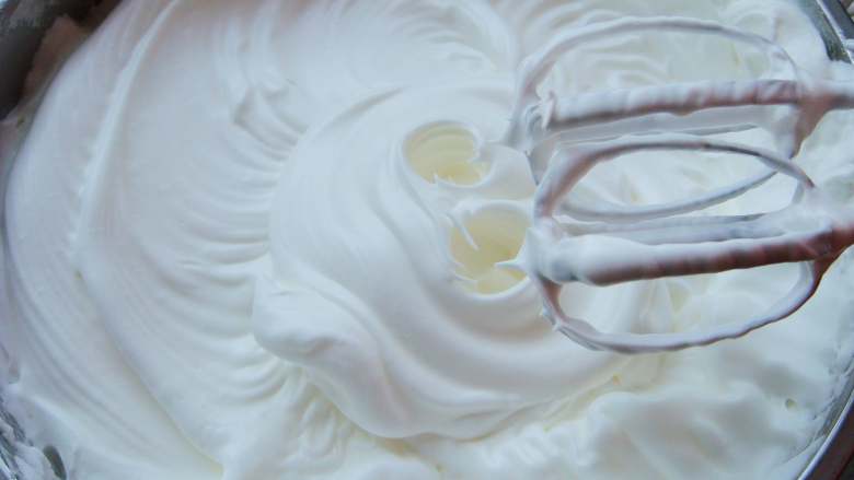 红枣葡萄干蛋糕杯,提起打蛋器观察蛋白状态：呈现完全直立的尖尖的角就好了。