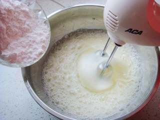 红枣葡萄干蛋糕杯,开始制作蛋白糊：蛋白里滴入数滴柠檬汁。加入剩余的白砂糖（分三次加入）先用电动打蛋器打到鱼泡泡状加入一小部分。