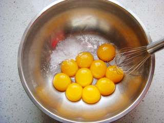 红枣葡萄干蛋糕杯,蛋黄里加入盐、10克的白砂糖（分量内）。