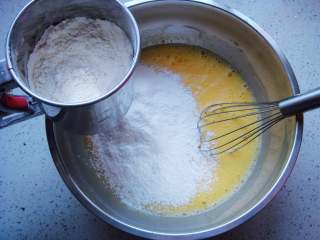 红枣葡萄干蛋糕杯,再次搅拌均匀，筛入低筋面粉。
