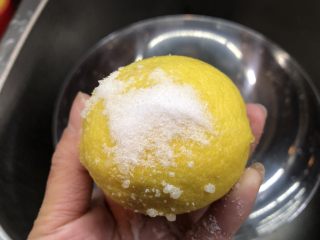 百变水果-柠檬膏,用盐在每一个柠檬上都抹一遍
静止30-60分钟
