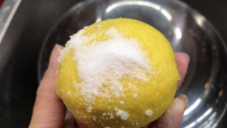百变水果-柠檬膏,用盐在每一个柠檬上都抹一遍
静止30-60分钟