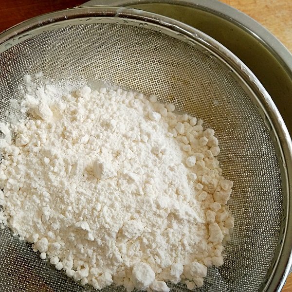 裸蛋糕——平底锅也能做烘焙,在搅打均匀的蛋液中筛入80g低粉。