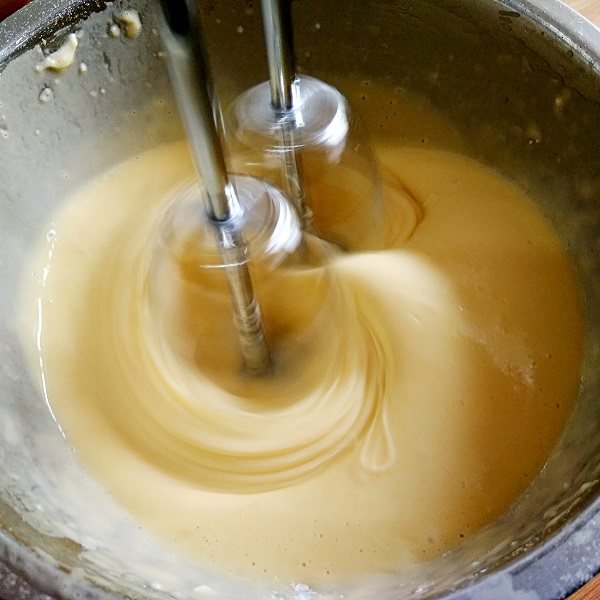 裸蛋糕——平底锅也能做烘焙,用电动打蛋器搅打均匀至无颗粒状粉糊备用。