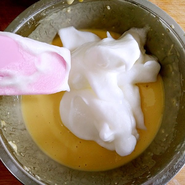 裸蛋糕——平底锅也能做烘焙,将三分之一的打发蛋白加入步骤5打好的粉糊中。
