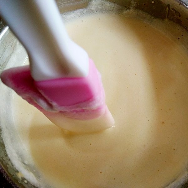 裸蛋糕——平底锅也能做烘焙,用硅胶搅拌刀翻来翻去的搅拌，注意一定不要画圈搅拌！