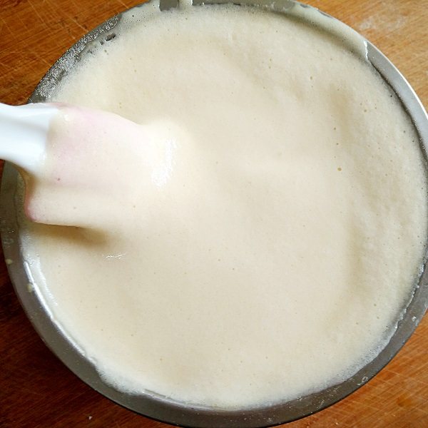 裸蛋糕——平底锅也能做烘焙,同样是用翻来翻去的搅拌方法，用硅胶刀搅拌均匀。